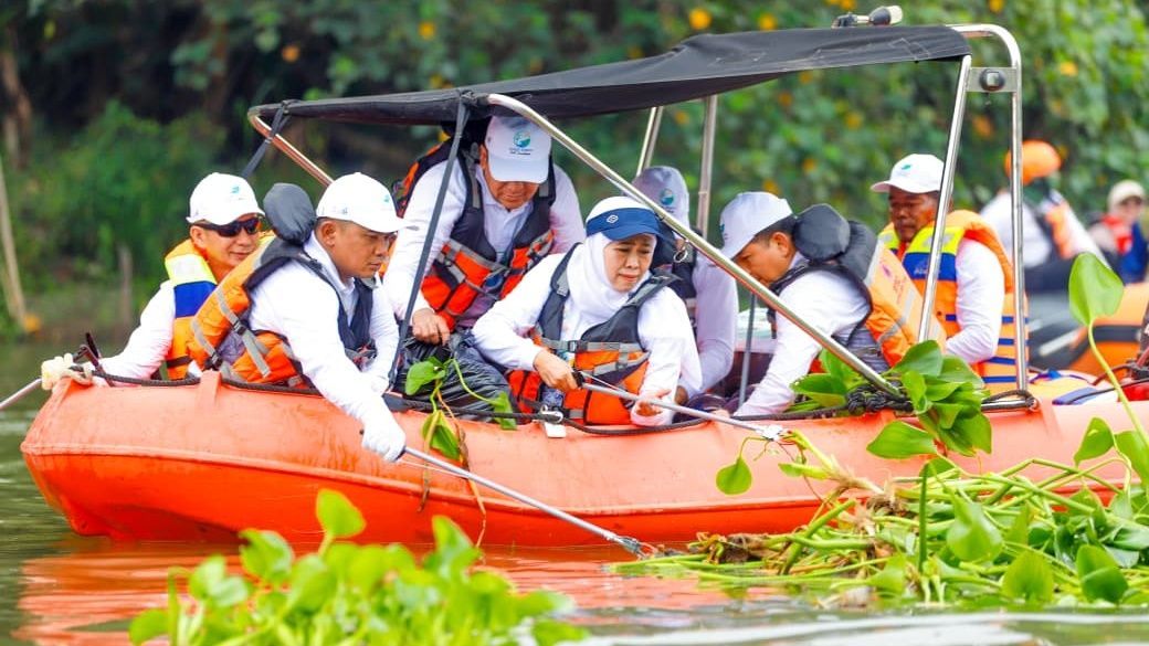  GUBERNUR KHOFIFAH AJAK PERKUAT GERAKAN KOLABORASI JAGA SUNGAI SEBAGAI INVESTASI MASA DEPAN