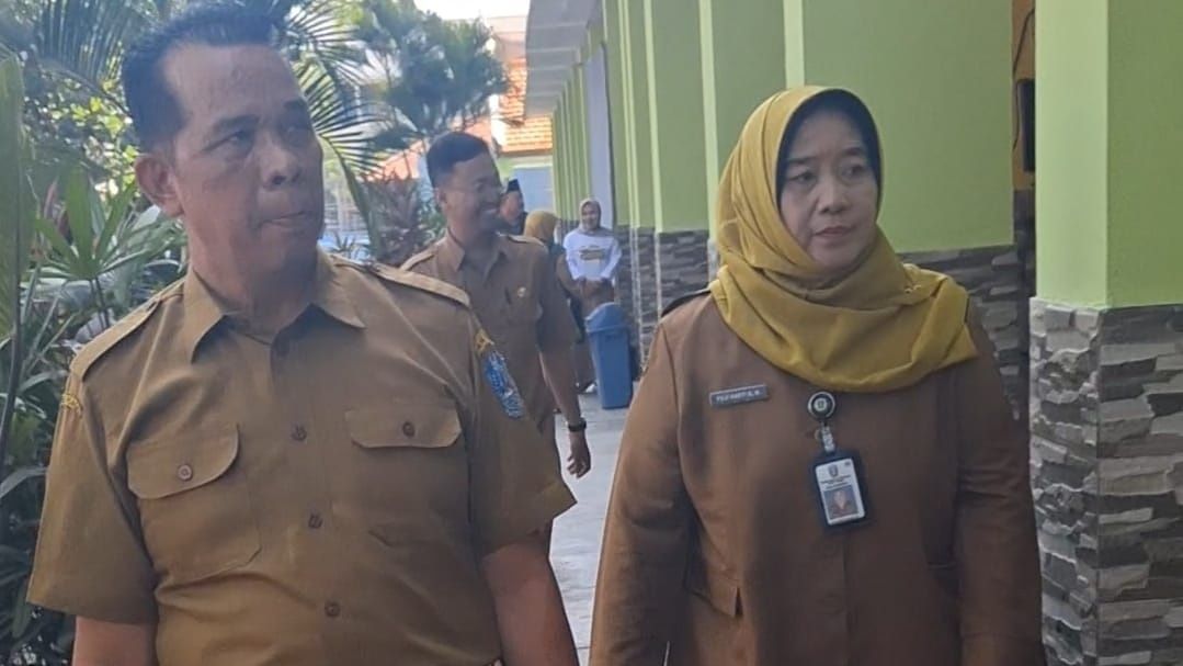 KEPALA CABANG DINAS SIDOARJO -SURABAYA SUNTIK SEMANGAT KONTINGEN LKS NASIONAL DI SMKN 3 BUDURAN,TARGETKAN JAWA TIMUR RAIH JUARA
