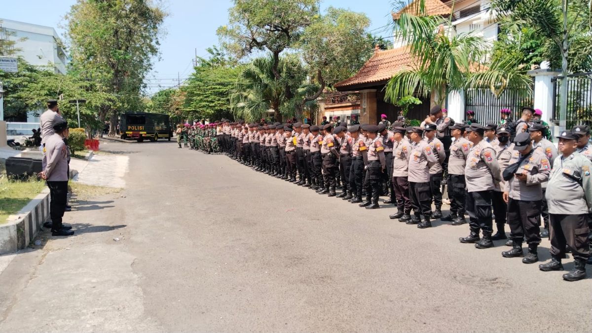 CEGAH BENTROK,TNI DAN POLRI MELAKUKAN PENGAMANAN DI MARKAS DEBT COLLECTOR