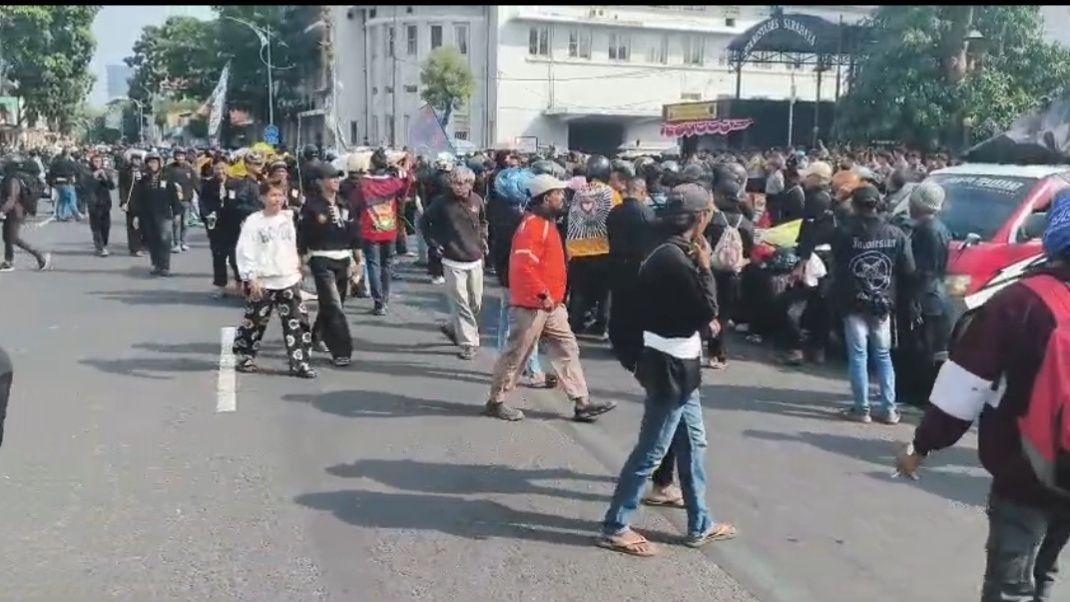 RIBUAN PESILAT PSHT GRUDUK POLRESTABES SURABAYA, DESAK USUT PEMBACOKAN VALET