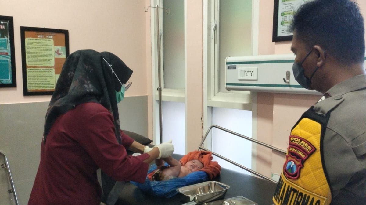 GEGER PENEMUAN BAYI LAKI-LAKI DALAM KARDUS DI TANGGUL BENGAWAN SOLO LAMONGAN