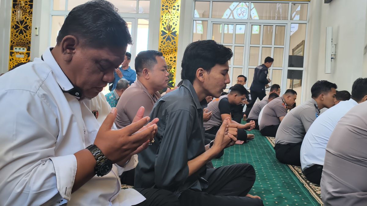Polri dan Jurnalis Sidoarjo Gelar Doa Bersama untuk 5 Awak Media yang Hilang di Selat Sunda