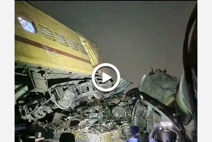 अपघातात तीन डबे रुळावरून घसरले आंध्र प्रदेशातील दुर्घटना