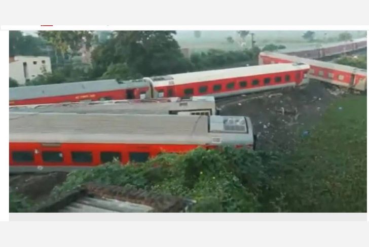 रेल्वे एक्सप्रेसचे २१ डब्बे रुळावरून घसरले स्टेशन येण्यापूर्वीच अपघात