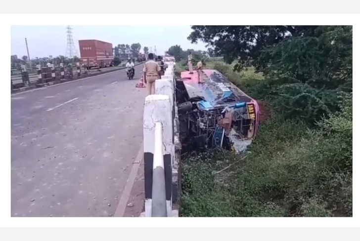 पुण्यावरून - नागपूरला जाणाऱ्या बसचा भीषण अपघात