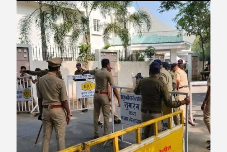 धनगर समाजाच्या आंदोलंकाचे बंगल्याबाहेर रास्ता रोको