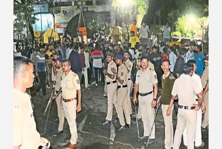 मिरवणूकीत ट्रॅक्टर पुढे नेण्यावरुन दोन मंडळात हाणामारी