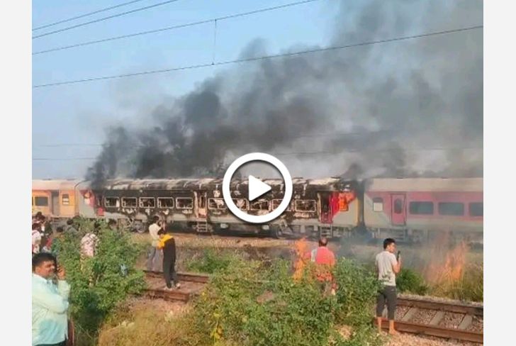 ट्रेनची साखळी ओढून प्रवाशांनी मारल्या उड्या