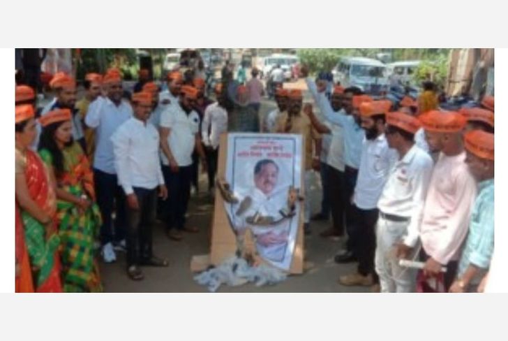मराठा आरक्षणांच्या मुद्द्यांवरुन आंदोलंकानी नारायण राणे यांच्या प्रतिमेला घातला चप्पलाचा हार