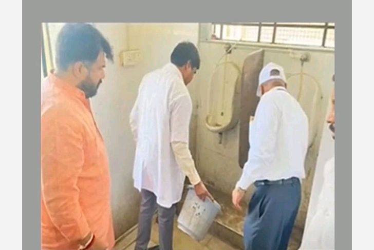 नांदेडच्या मेडीकल कॉलेजचे वैद्यकीय अधिष्ठाता यांना शौचालय साफ प्रकरणी