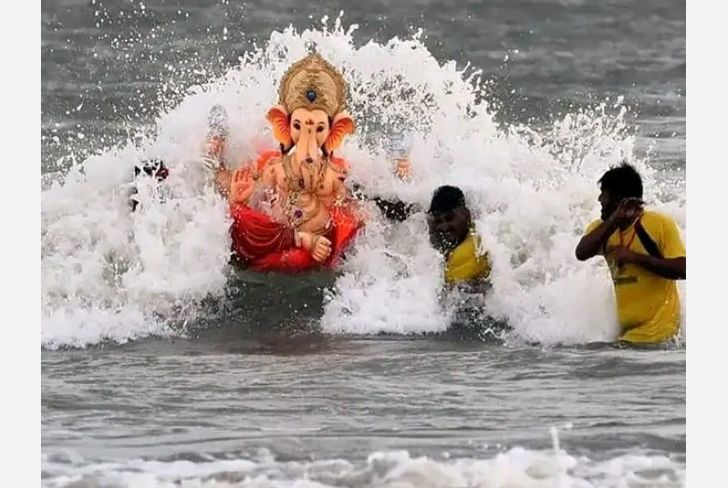दीड दिवसांच्या गणपतीचे विसर्जन करतांना