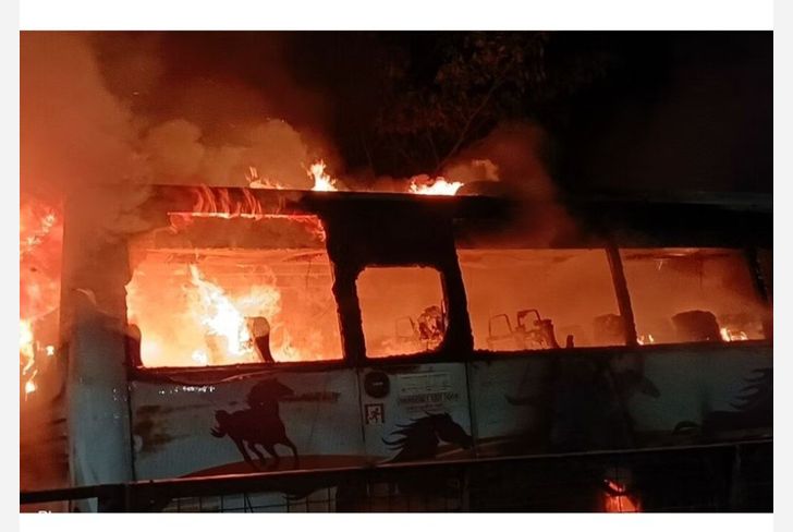 सुदैवाने धावत्या पेटती बस थांबवून प्रवाशांना खाली उतरविले