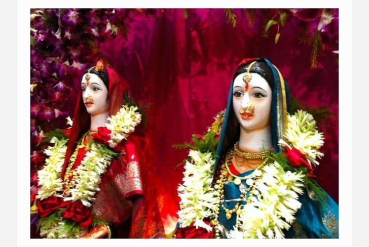 सोन्याच्या पावलांनी आली गौराई !