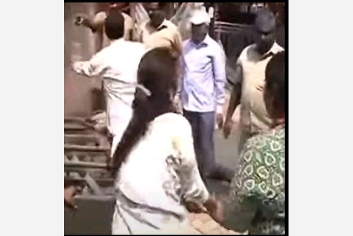 पोलिस आणि महानगरपालिकेच्या वतीने कारवाई कर्मचारी व पोलिस कर्मचारी यांच्यांत झटापट