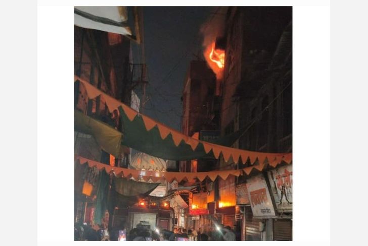 सुदैवाने आगीत जीवीतहानी झालेली नाही.अरुंद गल्ली मुळे आग विझवण्यास मोठा अडथळा