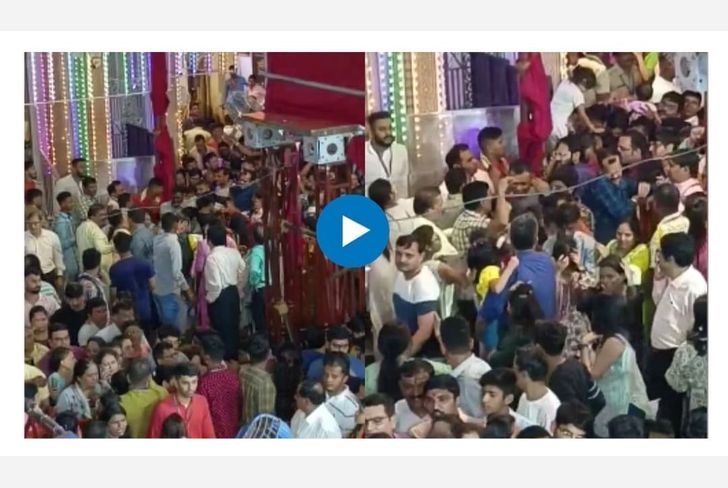 लालबागच्या राजाच्या दर्शनरांगेतील भाविक व मंडळाचे पदाधिकारी यांच्यात फ्री स्टाईल हाणामारीचा व्हिडिओ व्हायरल