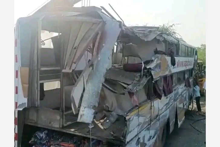 सागर ट्रॅव्हल्सची सासगी बस उलटून भीषण अपघात