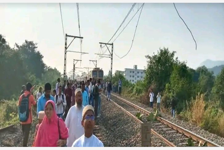 बदलापूर ते वांगणी दरम्यान ओव्हरहेड वायर तुटली दुरुस्तीचे काम सुरू