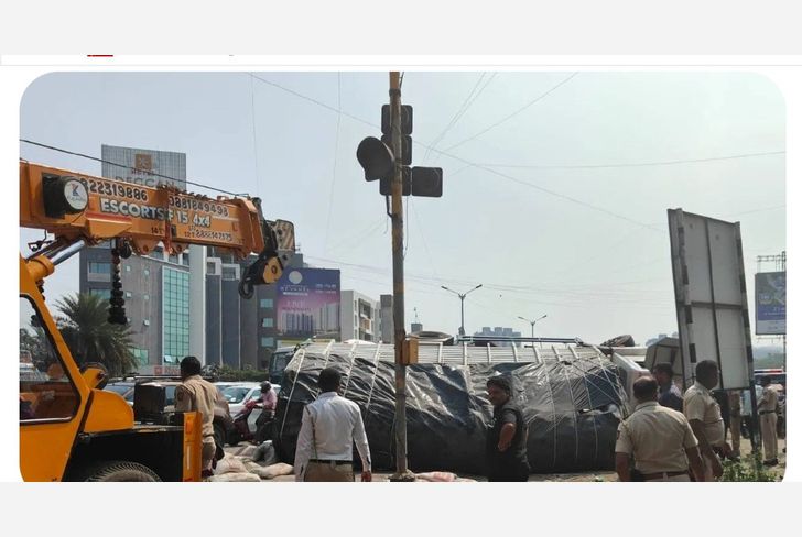 सिमेंटने भरलेल्या ट्रकची कार व दुचाकीला जोरात धडक