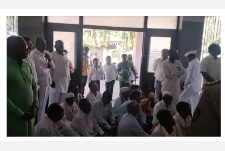 आंदोलक व सुरक्षा रक्षक पोलिसांत झटापट