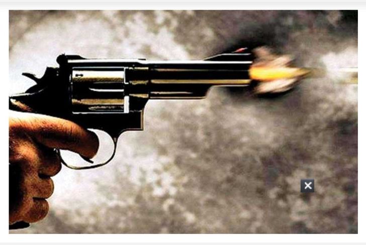 गोळीबारात जखमी झालेल्या व्यक्तींवर पुण्यातील रुग्णालयात उपचार प्रकृती चिंताजनक