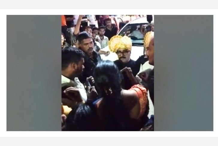 मंत्रीमहोदय आले कारने पण आंदोलंकाचे उग्र रूप पाहून धूम ठोकली दुचाकी वरुन