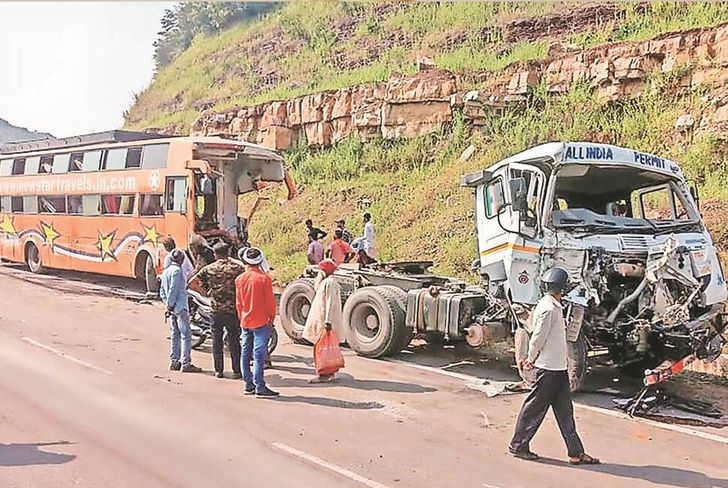 15 passengers killed