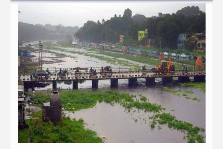 पुणे महापालिकेच्या वतीने पावसाळी वाहिनी टाकण्याचे काम सुरू