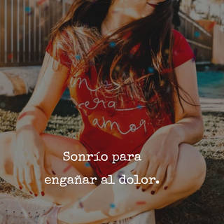 Sonrío para engañar al dolor.