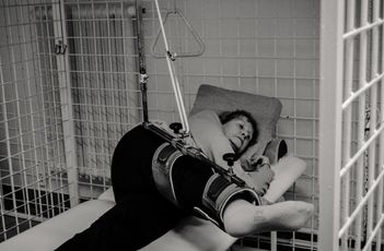 Fotoreportáž z Rehabilitačního ústavu Hrabyně – Postavit se znovu na nohy