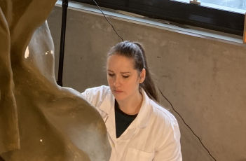 Vlastivědné muzeum restauruje kopie barokních soch ze sloupu Nejsvětější Trojice. Slouží jako mimořádná učební pomůcka