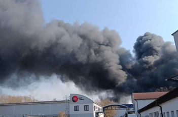 Černý dým nad Otrokovicemi: V areálu Toma hořel sklad plastů