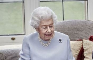 První láska trvá celý život. Královna Alžběta s manželem slaví 73. výročí svatby