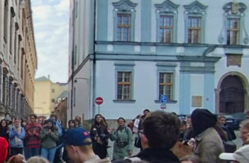 Před Konviktem se na protest proti škrtům v rozpočtu rozřinčelo kuchyňské náčiní