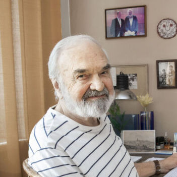 Devět komedií z pera devadesátiletého Zdeňka Svěráka.