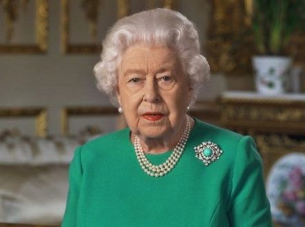 Její Výsost promlouvá k Britům během koronavirové pandemie.