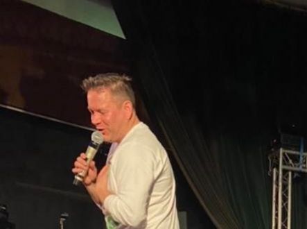 Natáčení live session kapely Monkey Business. Vlevo Matěj Ruppert a napravo Tereza Černochová