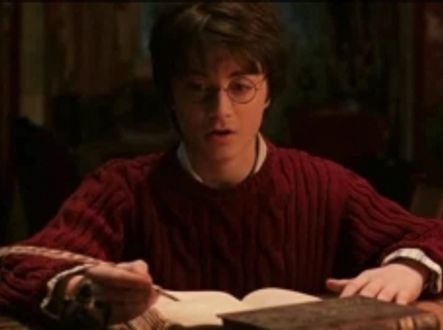 Harry Potter píšící do deníku Toma Raddla