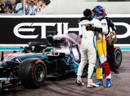 Fernando Alonso se loučí s Lewisem Hamiltonem