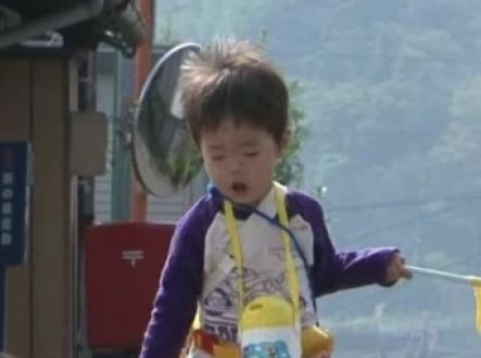 Tříroční Hiroki na cestě do supermarketu