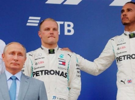 Vyhlašovací ceremoniál v Sochi. Vladimir Putin (vlevo), Valtteri Bottas (uprostřed), Lewis Hamilton (vpravo)