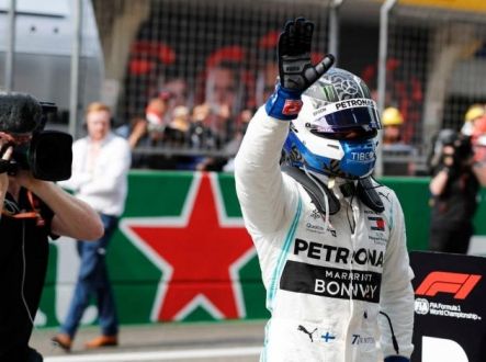 Bottas porazil Hamiltona a vybojoval pole position