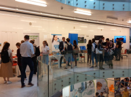 Čilý ruch na patře