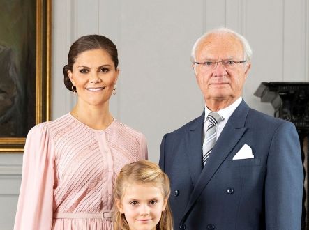 Švédská současnost a budoucnost. Král Carl Gustav XVI. s dcerou princeznou Viktorií a vnučkou Estelle