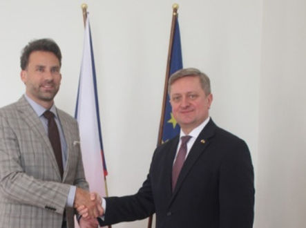 Rektor Michael Kohajda (vlevo) přivítal ukrajinského velvyslance Vasyla Zvaryče na půdě Univerzity Palackého