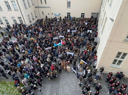 Na nádvoří FF UP se sešlo několik stovek studentů a akademiků