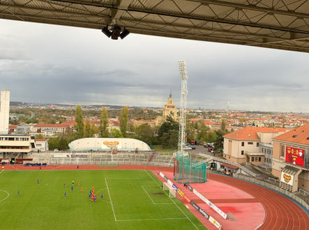 Výhled z tribuny dukelského stadionu Juliska