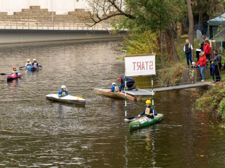 Sjezdaři na divoké vodě