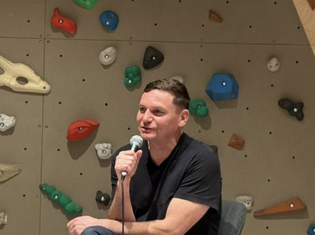 Václav Dolejší ve skautské klubovně ve Skutči