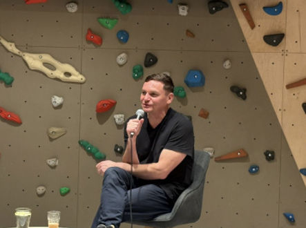 Václav Dolejší ve skautské klubovně ve Skutči